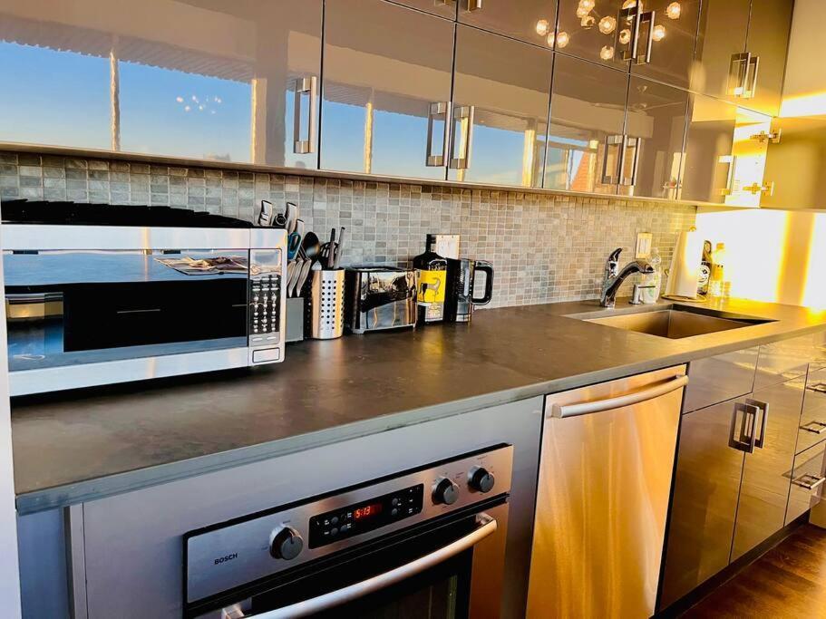 Sunny Penthouse On 17Th Ave, 1 Bedroom, 1 Loft Bed With Ladder, 1 Sofa Bed, Sleeps 6, Downtown YYC Exterior foto